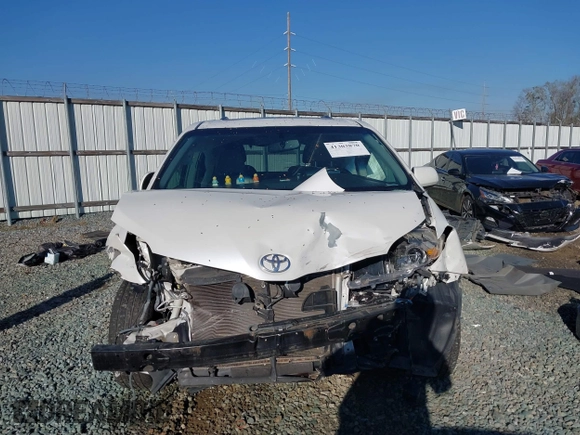 2016 Toyota Sienna XLE with VIN 5TDYK3DC9GS754220, listed as a IAAI auction lot 41303870 with 152,758 mi miles. Bid and sale history available at carsss.com. Image 6.