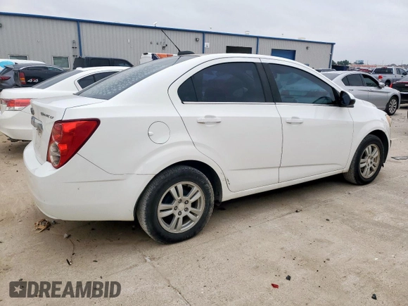 2015 Chevrolet Sonic LT z VIN 1G1JC5SH4F4155477, wystawiony jako Copart lot #57528425 z przebiegiem 141 105 mil mil oraz Czysty tytuł • Clean title. Historia ofert i sprzedaży dostępna na DreamBid. Obrazek 3.