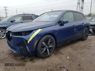 2023 BMW iX xDrive50 z VIN WB523CF04PCM84946, wystawiony jako Copart lot #47995414 z przebiegiem 6037 mil mil oraz . Historia ofert i sprzedaży dostępna na DreamBid. Obrazek 1.