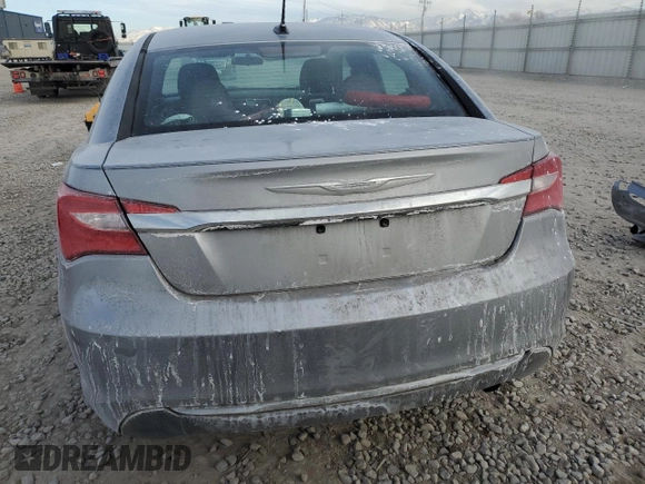 2014 Chrysler 200 LX z VIN 1C3CCBABXEN125294, wystawiony jako Copart lot #42043745 z przebiegiem 159 032 mil mil oraz Szkoda całkowita • Salvage title. Historia ofert i sprzedaży dostępna na DreamBid. Obrazek 6.