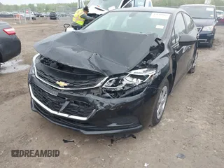 2017 Chevrolet Cruze LS z VIN 1G1BC5SM2H7223276, wystawiony jako IAAI lot #42188962 z przebiegiem 102 796 mil mil oraz . Historia ofert i sprzedaży dostępna na DreamBid. Obrazek 6.