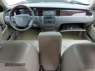 2007 Lincoln Town Car Signature Limited z VIN 1LNHM82W37Y623899, wystawiony jako Copart lot #57691315 z przebiegiem 181 687 mil mil oraz Szkoda całkowita • Salvage title. Historia ofert i sprzedaży dostępna na DreamBid. Obrazek 8.