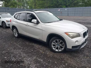 2013 BMW X1 xDrive28i z VIN WBAVL1C58DVR86250, wystawiony jako IAAI lot #42484021 z przebiegiem 110 062 mil mil oraz . Historia ofert i sprzedaży dostępna na DreamBid. Obrazek 1.