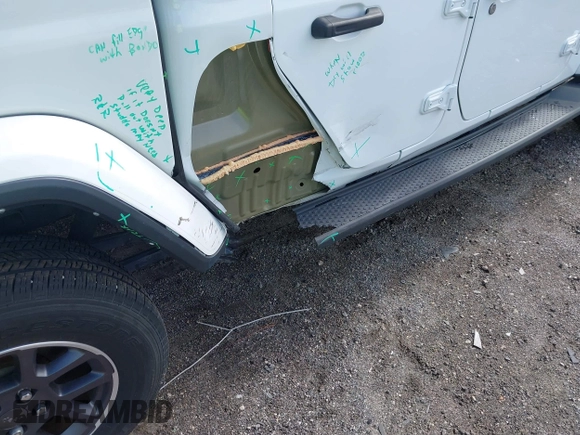 2021 Jeep Gladiator Overland z VIN 1C6HJTFG3ML584038, wystawiony jako IAAI lot #42634959 z przebiegiem 21 843 mil mil oraz . Historia ofert i sprzedaży dostępna na DreamBid. Obrazek 16.