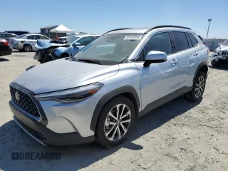 2023 Toyota Corolla Cross XLE z VIN 7MUDAAAG0PV042939, wystawiony jako Copart lot #68048694 z przebiegiem 14 609 mil mil oraz Szkoda całkowita • Salvage title. Historia ofert i sprzedaży dostępna na DreamBid. Obrazek 1.