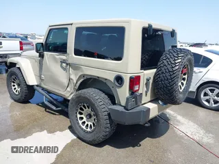 2018 Jeep Wrangler Sahara z VIN 1C4AJWBGXJL811092, wystawiony jako IAAI lot #42305620 z przebiegiem 41 021 mil mil oraz . Historia ofert i sprzedaży dostępna na DreamBid. Obrazek 3.