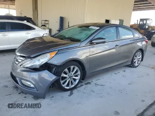 2013 Hyundai Sonata SE z VIN 5NPEC4AC7DH808979, wystawiony jako Copart lot #45734105 z przebiegiem 131 908 mil mil oraz Szkoda całkowita • Salvage title. Historia ofert i sprzedaży dostępna na DreamBid. Obrazek 1.