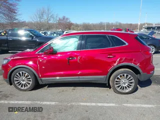 2017 Lincoln MKC Reserve z VIN 5LMCJ3D92HUL32281, wystawiony jako IAAI lot #41931033 z przebiegiem 50 683 mil mil oraz . Historia ofert i sprzedaży dostępna na DreamBid. Obrazek 14.