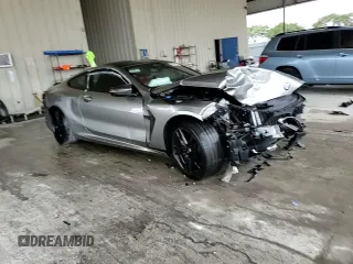 2022 BMW M8 Competition z VIN WBSAE0C00NCH03231, wystawiony jako Copart lot #89316515 z przebiegiem Nie podano mil oraz Nie do naprawy • Non repairable. Historia ofert i sprzedaży dostępna na DreamBid. Obrazek 13.
