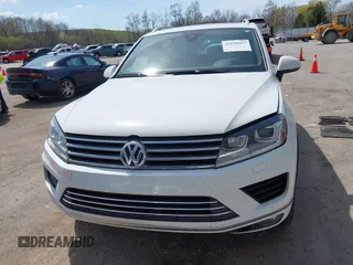 2017 Volkswagen Touareg Wolfsburg Edition z VIN WVGRF7BP8HD005505, wystawiony jako IAAI lot #42120317 z przebiegiem 143 724 mil mil oraz . Historia ofert i sprzedaży dostępna na DreamBid. Obrazek 12.