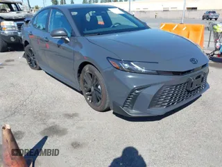 2025 Toyota Camry LE z VIN 4T1DAACK4SU572097, wystawiony jako IAAI lot #41827762 z przebiegiem 8 106 mil mil oraz . Historia ofert i sprzedaży dostępna na DreamBid. Obrazek 1.