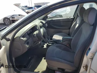 2006 Dodge Stratus SXT z VIN 1B3EL46XX6N175121, wystawiony jako Copart lot #57158304 z przebiegiem 157 541 mil mil oraz Szkody całkowita. Historia ofert i sprzedaży dostępna na DreamBid. Obrazek 7.