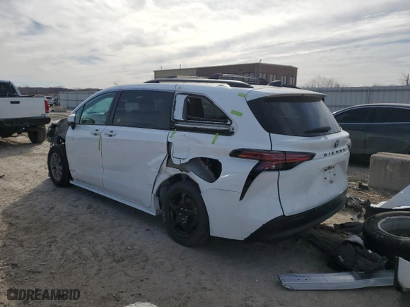 2021 Toyota Sienna LE with VIN 5TDBRKEC5MS063322, listed as a Copart auction lot 47177055 with 3,901 mi miles and Salvage Title. Bid and sale history available at carsss.com. Image 2.