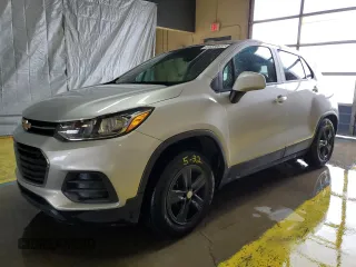 2020 Chevrolet Trax LS z VIN KL7CJKSB9LB327362, wystawiony jako Copart lot #55582295 z przebiegiem 38 538 mil mil oraz Czysty tytuł • Clean title. Historia ofert i sprzedaży dostępna na DreamBid. Obrazek 1.