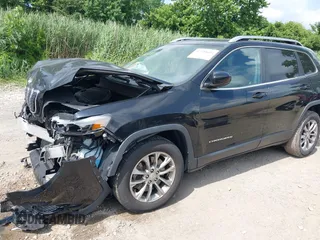 2019 Jeep Cherokee Latitude Plus z VIN 1C4PJLLB5KD316077, wystawiony jako IAAI lot #42723693 z przebiegiem 103 758 mil mil oraz . Historia ofert i sprzedaży dostępna na DreamBid. Obrazek 19.