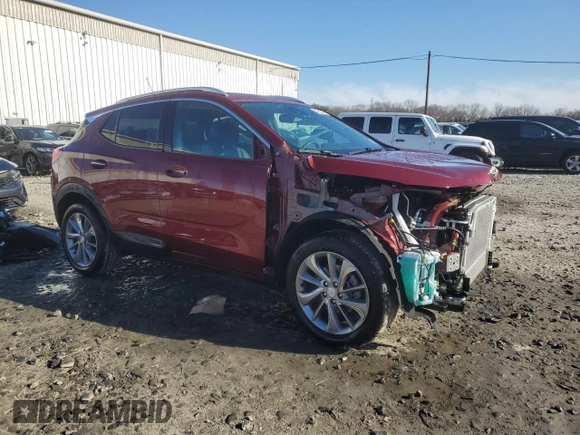 2023 Buick Encore GX Essence z VIN KL4MMFSL9PB112935, wystawiony jako Copart lot #48322385 z przebiegiem 8 972 mil mil oraz Szkoda całkowita • Salvage title. Historia ofert i sprzedaży dostępna na DreamBid. Obrazek 4.