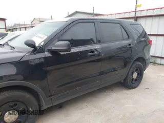 2016 Ford Utility Police Interceptor with VIN 1FM5K8AR9GGB44638, listed as a IAAI auction lot 42020602 with 136,518 mi miles. Bid and sale history available at carsss.com. Image 14.