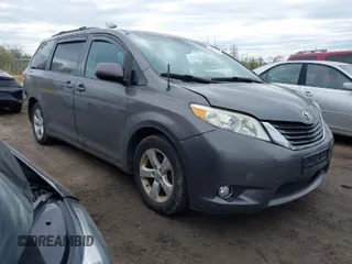 2012 Toyota Sienna XLE AAS with VIN 5TDYK3DC0CS252965, listed as a IAAI auction lot 42059909 with 321,983 mi miles. Bid and sale history available at carsss.com. Image 1.