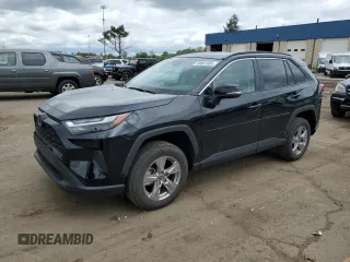 2022 Toyota RAV4 XLE z VIN 2T3P1RFV3NC285624, wystawiony jako Copart lot #58001905 z przebiegiem 20 936 mil mil oraz Czysty tytuł • Clean title. Historia ofert i sprzedaży dostępna na DreamBid. Obrazek 1.