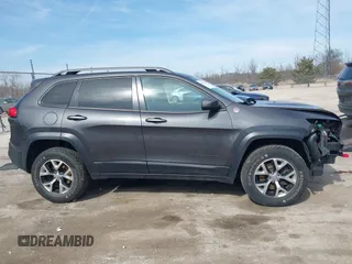 2015 Jeep Cherokee Trailhawk z VIN 1C4PJMBS3FW520328, wystawiony jako IAAI lot #41746017 z przebiegiem 83 485 mil mil oraz . Historia ofert i sprzedaży dostępna na DreamBid. Obrazek 14.