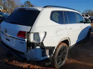 2022 Volkswagen Atlas 3.6L V6 SE w/Technology with VIN 1V2KR2CA2NC546401, listed as a IAAI auction lot 41338203 with 46,504 mi miles. Bid and sale history available at carsss.com. Image 4.