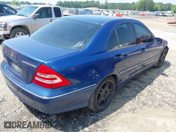 2004 Mercedes-Benz C 230 Kompressor z VIN WDBRF40J24F495227, wystawiony jako IAAI lot #42285246 z przebiegiem 200 008 mil mil oraz . Historia ofert i sprzedaży dostępna na DreamBid. Obrazek 4.