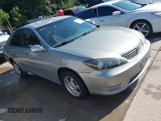 2005 Toyota Camry STD z VIN 4T1BE32K25U636957, wystawiony jako IAAI lot #42512020 z przebiegiem 245 722 mil mil oraz . Historia ofert i sprzedaży dostępna na DreamBid. Obrazek 1.