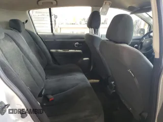 2010 Nissan Versa S z VIN 3N1BC1CP5AL376294, wystawiony jako Copart lot #57912125 z przebiegiem 199 491 mil mil oraz Szkody całkowita. Historia ofert i sprzedaży dostępna na DreamBid. Obrazek 10.