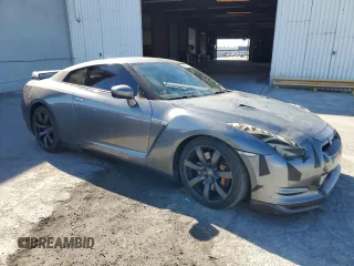 2010 Nissan GT-R Premium с VIN JN1AR5EF5AM231400, выставлен на аукционе Copart как лот 80461074 с пробегом 53 103 миль миль и Списание • Salvage title. История ставок и продаж доступна на DreamBid. Изображение 4.