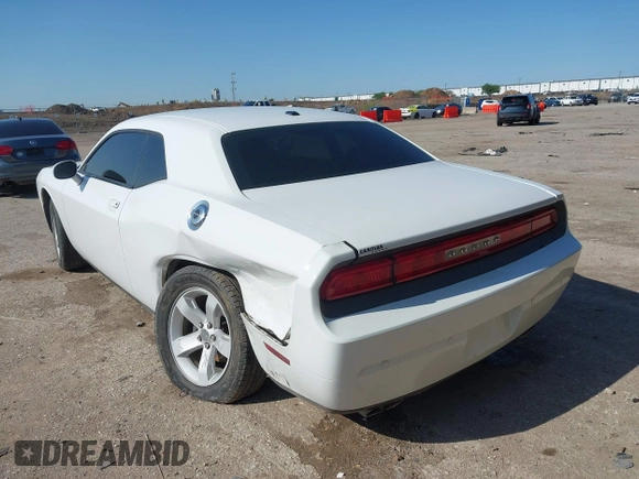 2013 Dodge Challenger SXT z VIN 2C3CDYAG7DH540656, wystawiony jako IAAI lot #41968868 z przebiegiem 110 907 mil mil oraz . Historia ofert i sprzedaży dostępna na DreamBid. Obrazek 3.