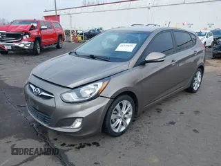 2013 Hyundai Accent SE z VIN KMHCU5AE1DU079830, wystawiony jako IAAI lot #41529695 z przebiegiem 105 637 mil mil oraz . Historia ofert i sprzedaży dostępna na DreamBid. Obrazek 17.