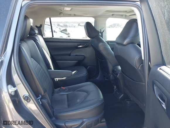 2021 Toyota Highlander XLE with VIN 5TDGZRAH3MS057776, listed as a IAAI auction lot 41754519 with 79,725 mi miles. Bid and sale history available at carsss.com. Image 8.