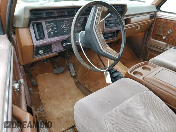 1981 Ford Bronco z VIN 1FMEU15G9BLA33517, wystawiony jako Copart lot #52392705 z przebiegiem 14 929 mil mil oraz Czysty tytuł • Clean title. Historia ofert i sprzedaży dostępna na DreamBid. Obrazek 8.