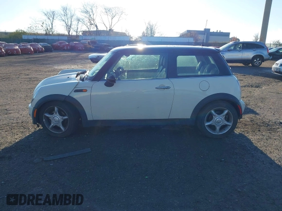 2004 MINI Hardtop with VIN WMWRC33464TJ58388, listed as a IAAI auction lot 40827409 with 102,322 mi miles and . Bid and sale history available at DreamBid. Image 14.