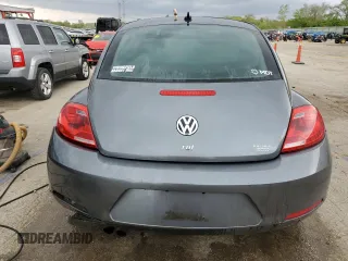 2014 Volkswagen Beetle 2.0L TDI z VIN 3VWJL7AT2EM647028, wystawiony jako Copart lot #55155265 z przebiegiem Nie podano mil oraz Nie do naprawy. Historia ofert i sprzedaży dostępna na DreamBid. Obrazek 6.