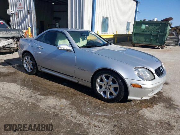 2001 Mercedes-Benz SLK 230 Kompressor z VIN WDBKK49F11F220665, wystawiony jako Copart lot #88078025 z przebiegiem 67 564 mil mil oraz Szkoda całkowita • Salvage title. Historia ofert i sprzedaży dostępna na DreamBid. Obrazek 4.