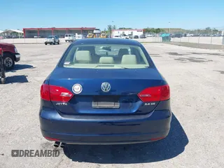 2013 Volkswagen Jetta SE z VIN 3VWDX7AJ0DM396590, wystawiony jako IAAI lot #41829922 z przebiegiem 133 356 mil mil oraz . Historia ofert i sprzedaży dostępna na DreamBid. Obrazek 16.
