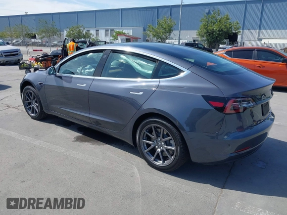 2020 Tesla Model 3 Standard Range Plus z VIN 5YJ3E1EA6LF703159, wystawiony jako IAAI lot #42099718 z przebiegiem 30 175 mil mil oraz . Historia ofert i sprzedaży dostępna na DreamBid. Obrazek 3.