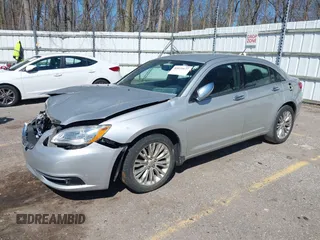 2011 Chrysler 200 Limited z VIN 1C3BC2FB1BN568644, wystawiony jako IAAI lot #42031677 z przebiegiem 136 883 mil mil oraz . Historia ofert i sprzedaży dostępna na DreamBid. Obrazek 2.