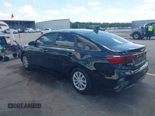 2024 Kia Forte LXS z VIN 3KPF24AD0RE823688, wystawiony jako IAAI lot #42253533 z przebiegiem 16 471 mil mil oraz . Historia ofert i sprzedaży dostępna na DreamBid. Obrazek 3.