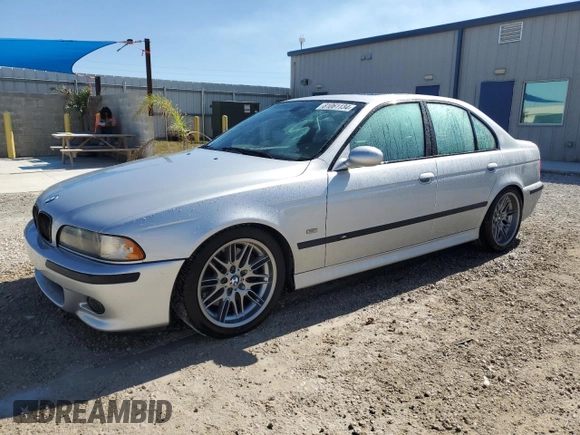 2000 BMW M5 z VIN WBSDE9342YBZ96884, wystawiony jako Copart lot #81061134 z przebiegiem 144 475 mil mil oraz Nie do naprawy • Non repairable. Historia ofert i sprzedaży dostępna na DreamBid. Obrazek 1.