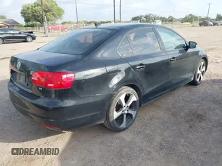 2014 Volkswagen Jetta SE with VIN 3VWD17AJ0EM381770, listed as a IAAI auction lot 42487960 with 135,747 mi miles and . Bid and sale history available at DreamBid. Image 4.