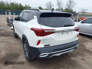 2023 Kia Seltos S z VIN KNDEUCAA4P7417707, wystawiony jako IAAI lot #41957792 z przebiegiem 43 798 mil mil oraz . Historia ofert i sprzedaży dostępna na DreamBid. Obrazek 3.