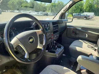 2015 Chevrolet Express Cargo z VIN 1GCWGFCF2F1163079, wystawiony jako IAAI lot #42832363 z przebiegiem 183 774 mil mil oraz . Historia ofert i sprzedaży dostępna na DreamBid. Obrazek 1.