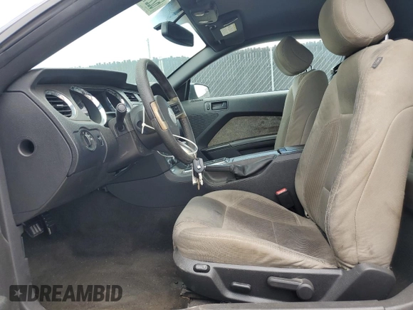 2013 Ford Mustang V6 z VIN 1ZVBP8AM8D5215538, wystawiony jako Copart lot #62214695 z przebiegiem 130 904 mil mil oraz Czysty tytuł • Clean title. Historia ofert i sprzedaży dostępna na DreamBid. Obrazek 7.