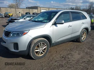 2015 Kia Sorento LX with VIN 5XYKTCA66FG572715, listed as a IAAI auction lot 41995613 with 142,160 mi miles. Bid and sale history available at carsss.com. Image 2.