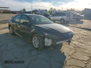 2025 Toyota Camry LE z VIN 4T1DAACK6SU023078, wystawiony jako Copart lot #47634775 z przebiegiem 8 572 mil mil oraz Szkoda całkowita • Salvage title. Historia ofert i sprzedaży dostępna na DreamBid. Obrazek 10.