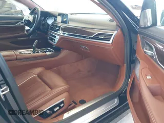 2017 BMW 7 Series 750i z VIN WBA7F0C59HGM21185, wystawiony jako IAAI lot #42360146 z przebiegiem Nie podano mil oraz . Historia ofert i sprzedaży dostępna na DreamBid. Obrazek 5.