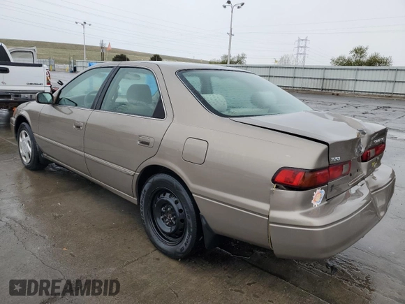 1999 Toyota Camry LE z VIN 4T1BF28K6XU077804, wystawiony jako Copart lot #51485495 z przebiegiem 124 273 mil mil oraz Szkoda całkowita • Salvage title. Historia ofert i sprzedaży dostępna na DreamBid. Obrazek 2.
