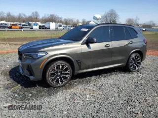 2023 BMW X5 M z VIN 5YMJU0C01P9P15368, wystawiony jako Copart lot #50782505 z przebiegiem Nie podano mil oraz Szkody całkowita. Historia ofert i sprzedaży dostępna na DreamBid. Obrazek 1.